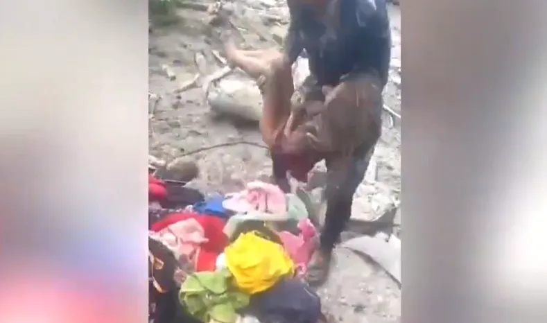 Rescatan con vida a una niña de seis años tras 60 horas atrapada en un hueco en Nepal