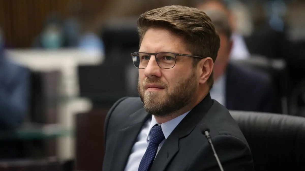 Quem é Requião Filho? Conheça o deputado estadual e filho do ex-governador Roberto Requião