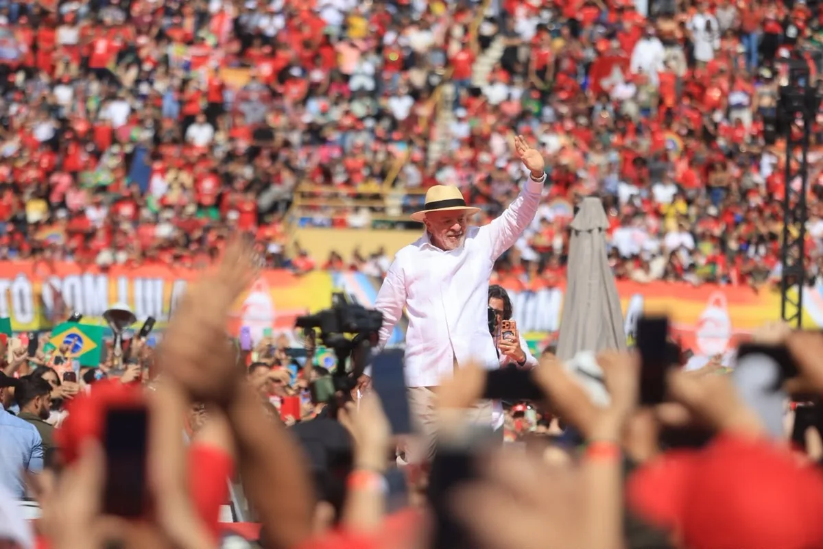 Com pouco a oferecer ao futuro do país, Lula abre campanha olhando para o passado