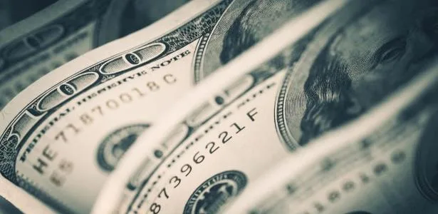 Dólar vai a R$ 5,22 e bolsa cai com fuga de capital e ação de reciprocidade