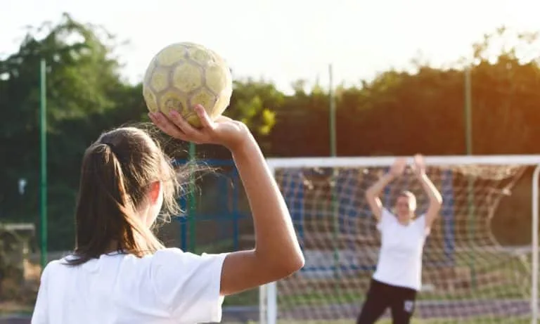 Dedo machucado por bola: quando não é apenas uma pancada