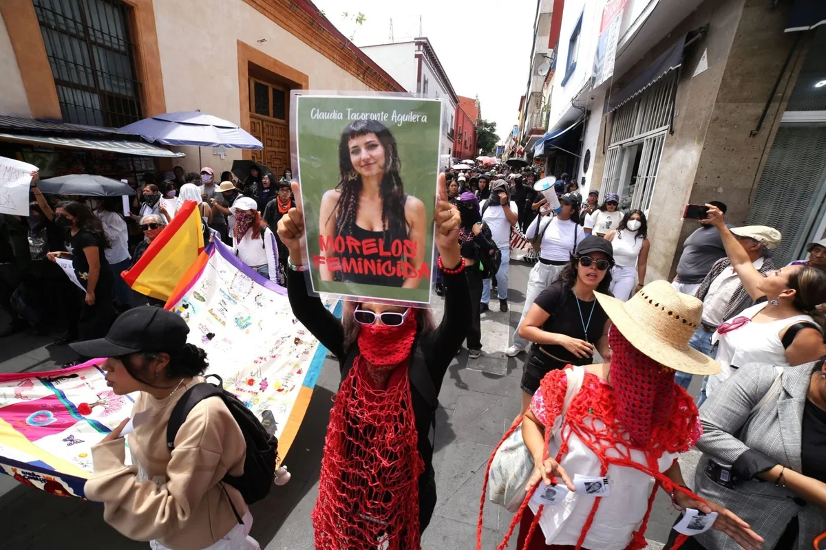 Estudiantes de UAEM interrumpen desfile militar en Cuernavaca y piden justicia para Claudia Tacoronte