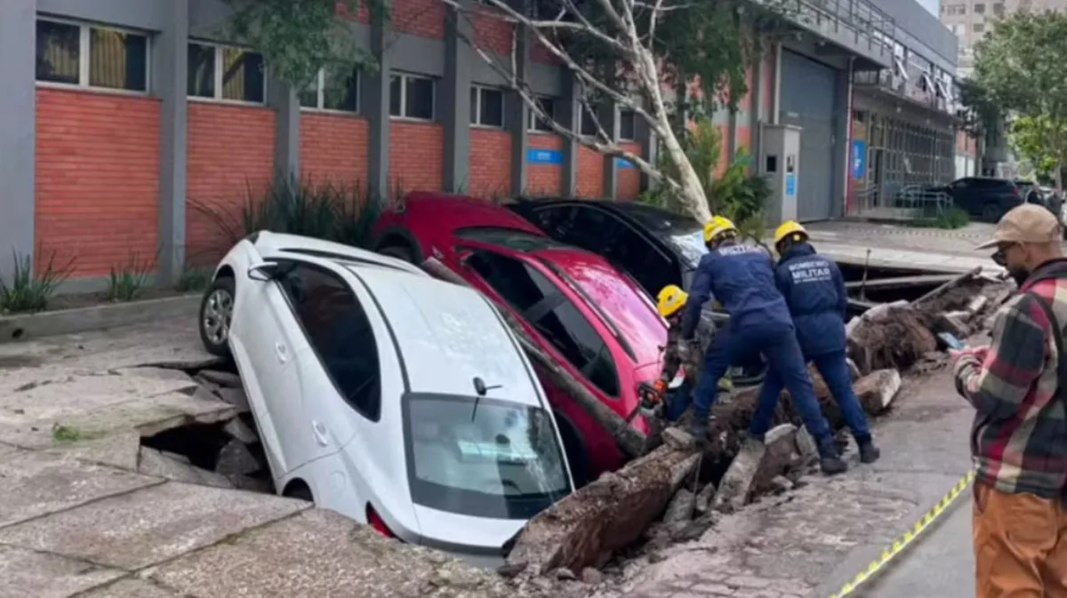 Video: el suelo se abrió y 3 autos quedaron atrapados en Porto Alegre
