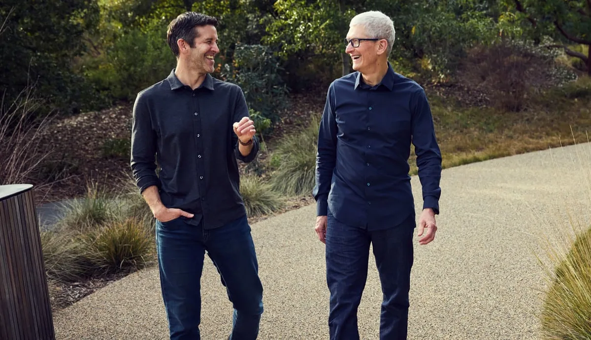 Ternus toma el mando en Apple entre la leyenda de Jobs y la máquina de ganar dinero de Cook