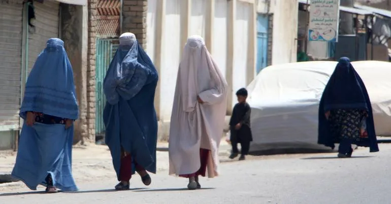 Talibãs estão a deter mulheres por usarem maquilhagem