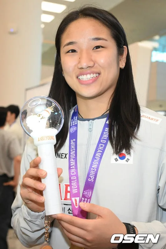 '완벽했던 우승'만큼 퍼펙트했던 안세영의 귀국 현장...팬들에게 팬서비스도 '퍼펙트' [오!쎈 현장]