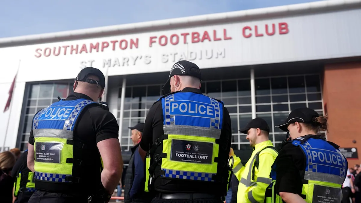 Polizist verletzt ++ Fünf Festnahmen - Randale bei England-Derby