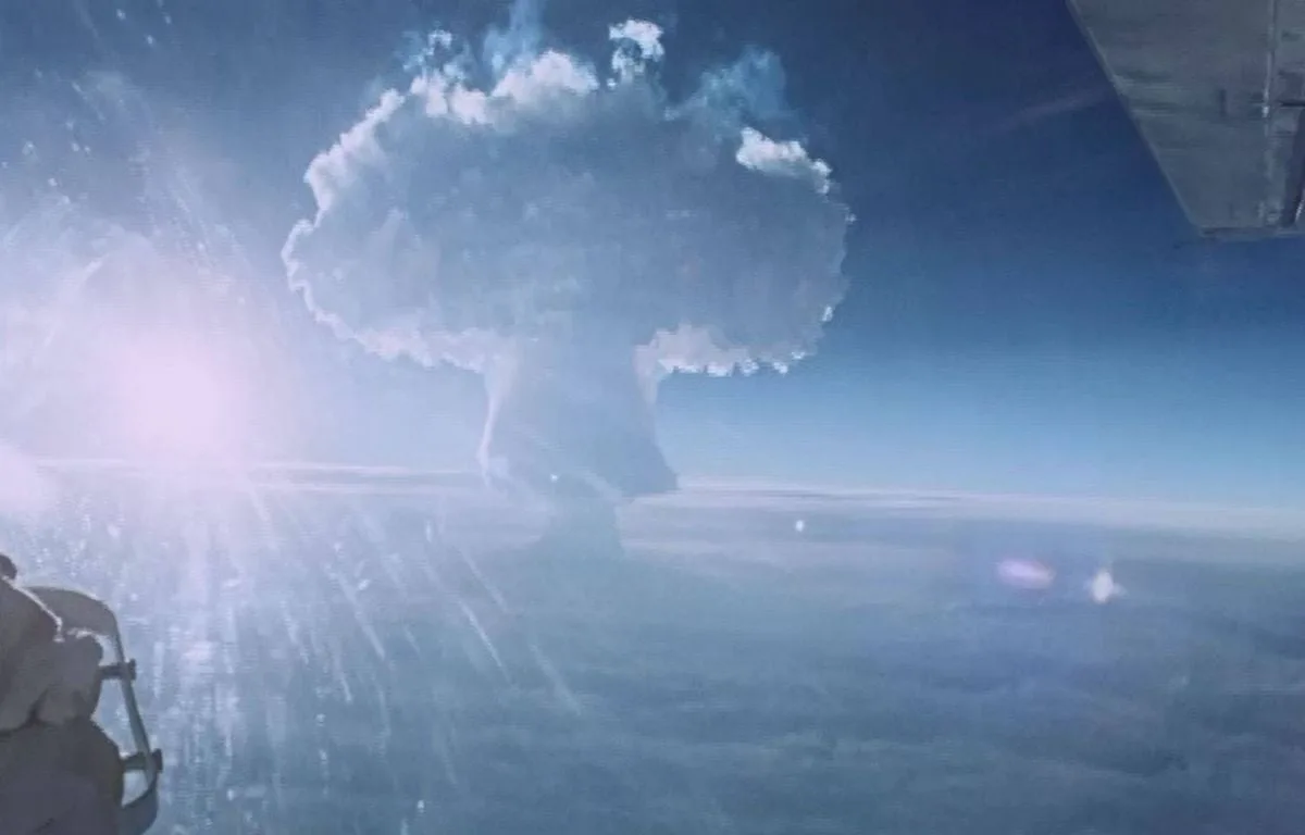 « Ne pas attendre un Hiroshima pour agir » : Fait-on la course à l’IA comme on a fait la course à l’arme nucléaire ?