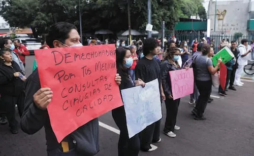 Trabajadores del IMSS exigen insumos en hospitales