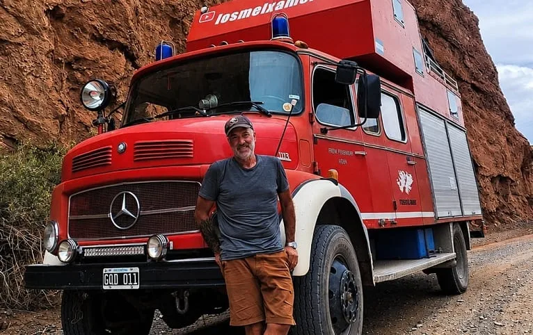 Transformó un camión de bomberos alemán de 1977 en motorhome y en la ruta no solo encontró el amor sino que pudo sanar su mayor dolor