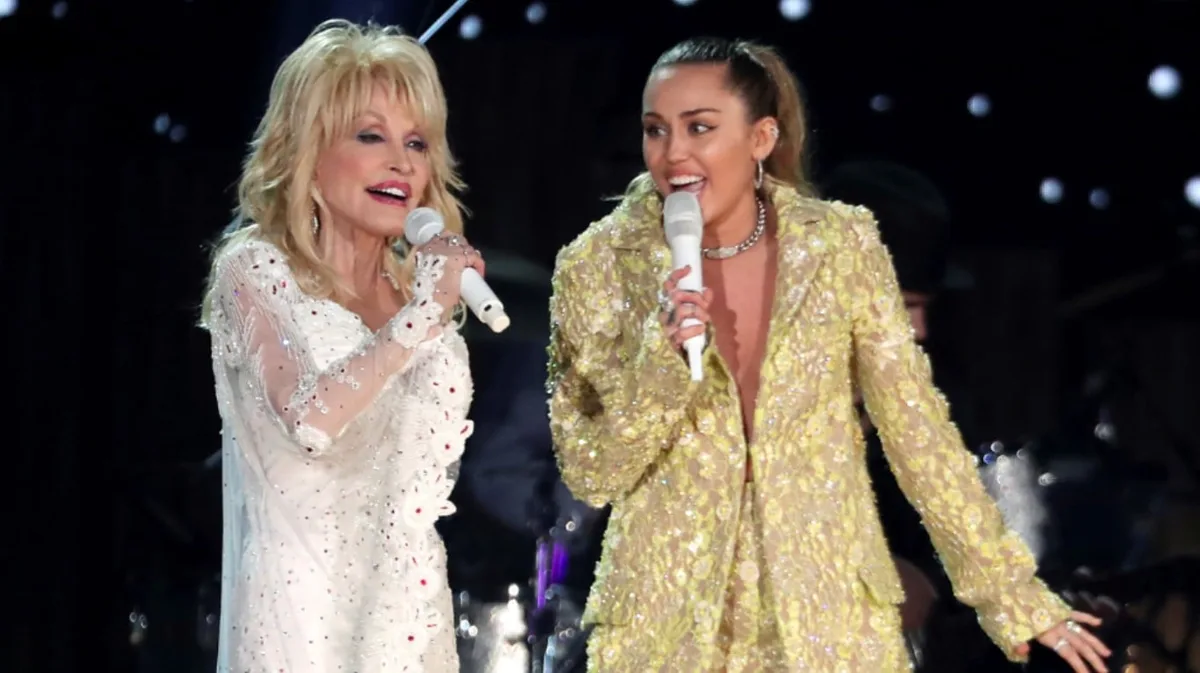 Miley Cyrus recordó a Dolly Parton y reveló que una de sus últimas charlas fue sobre música y metamorfosis