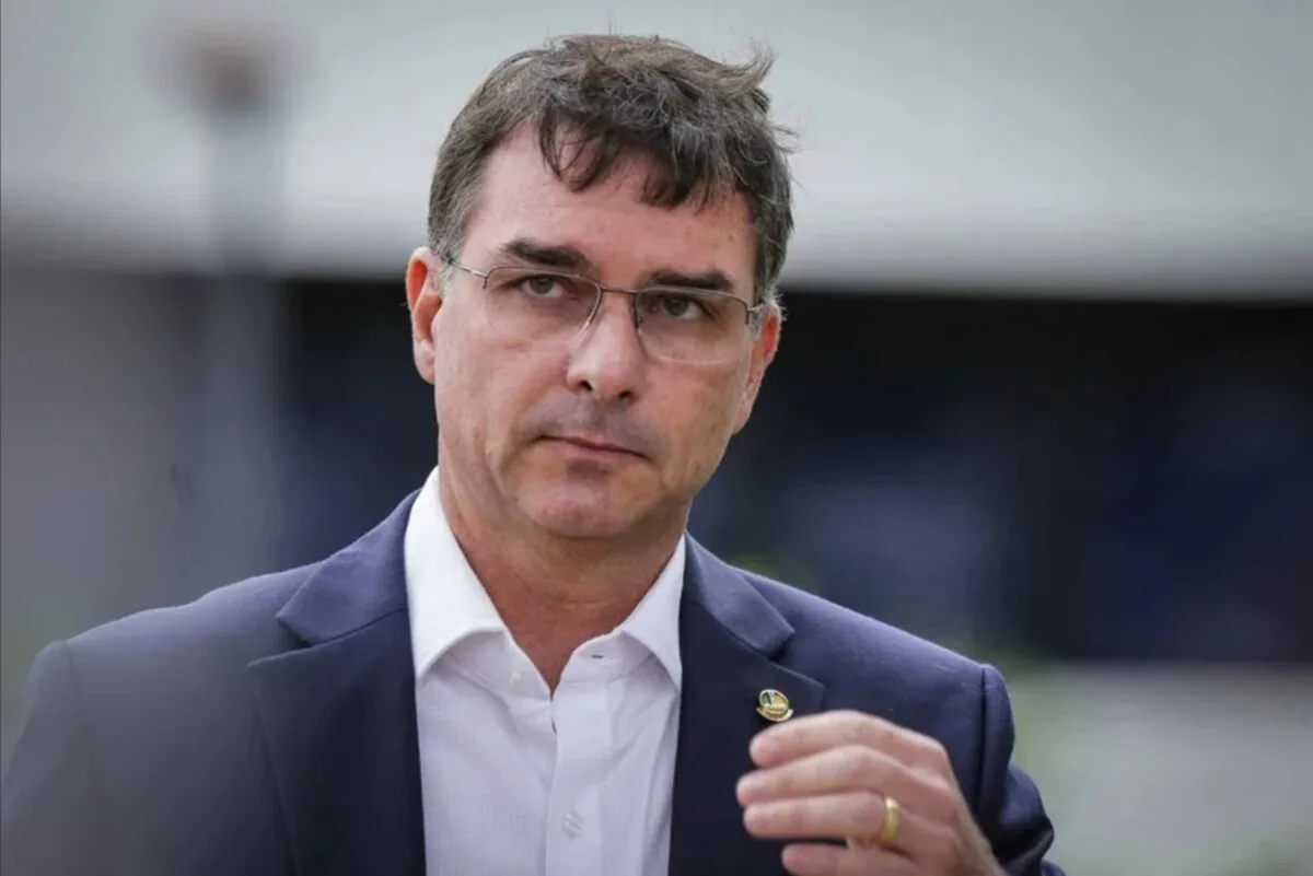 Suspeito de ameaçar Flávio Bolsonaro é alvo de busca em Juiz de Fora