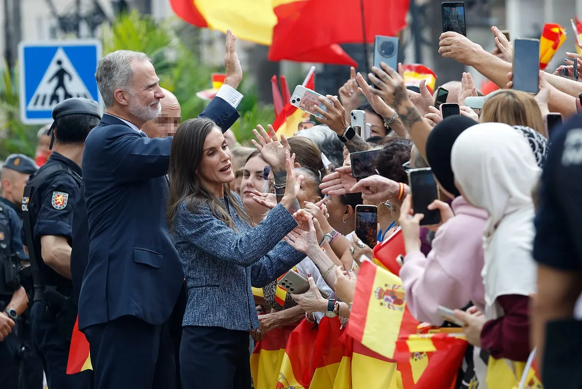 "Viva Espanha! Viva os reis!" Milhares nas ruas de Ceuta para receber Felipe VI e Letizia. Veja as imagens