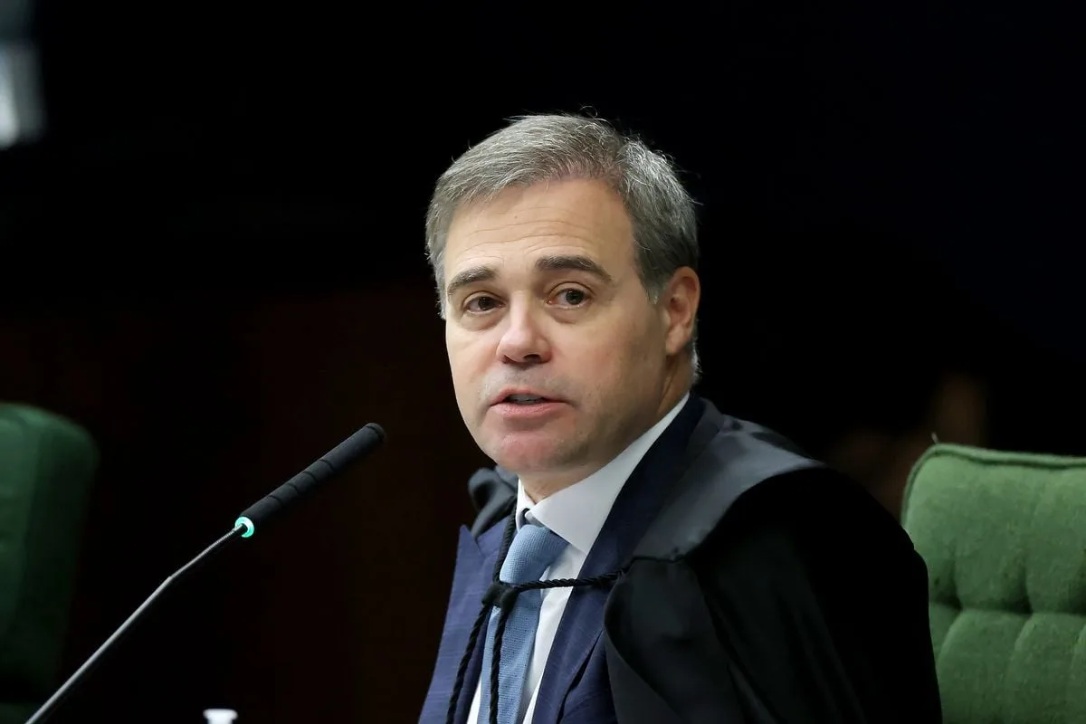 Mendonça pede a Fachin sessão do STF para discutir mensagens entre Vorcaro e Moraes