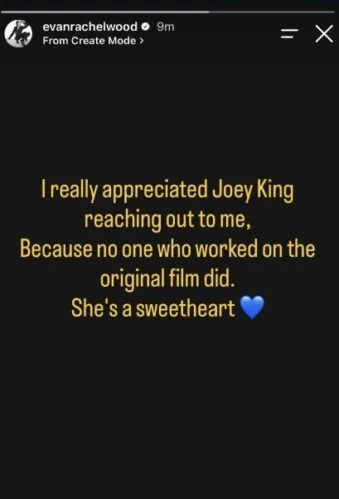 Da Magia à Sedução: Evan Rachel Wood revela conversa com Joey King após substituição e cutuca elenco original Foto: Getty; Reprodução/Warner Bros