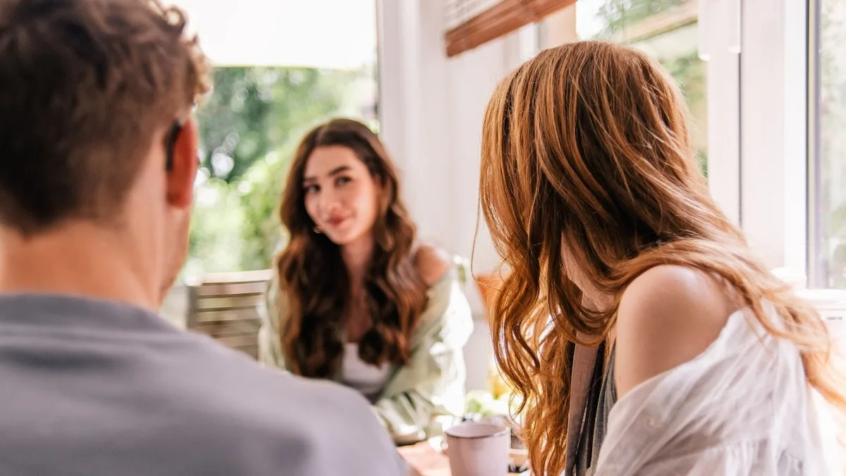 Schweriner Psychologe: Hang zum Oversharing? „Fragen Sie sich: Hat die Person mein Vertrauen schon verdient oder versuche ich jetzt Vertrauen zu gewinnen mit dieser Aktion?”
