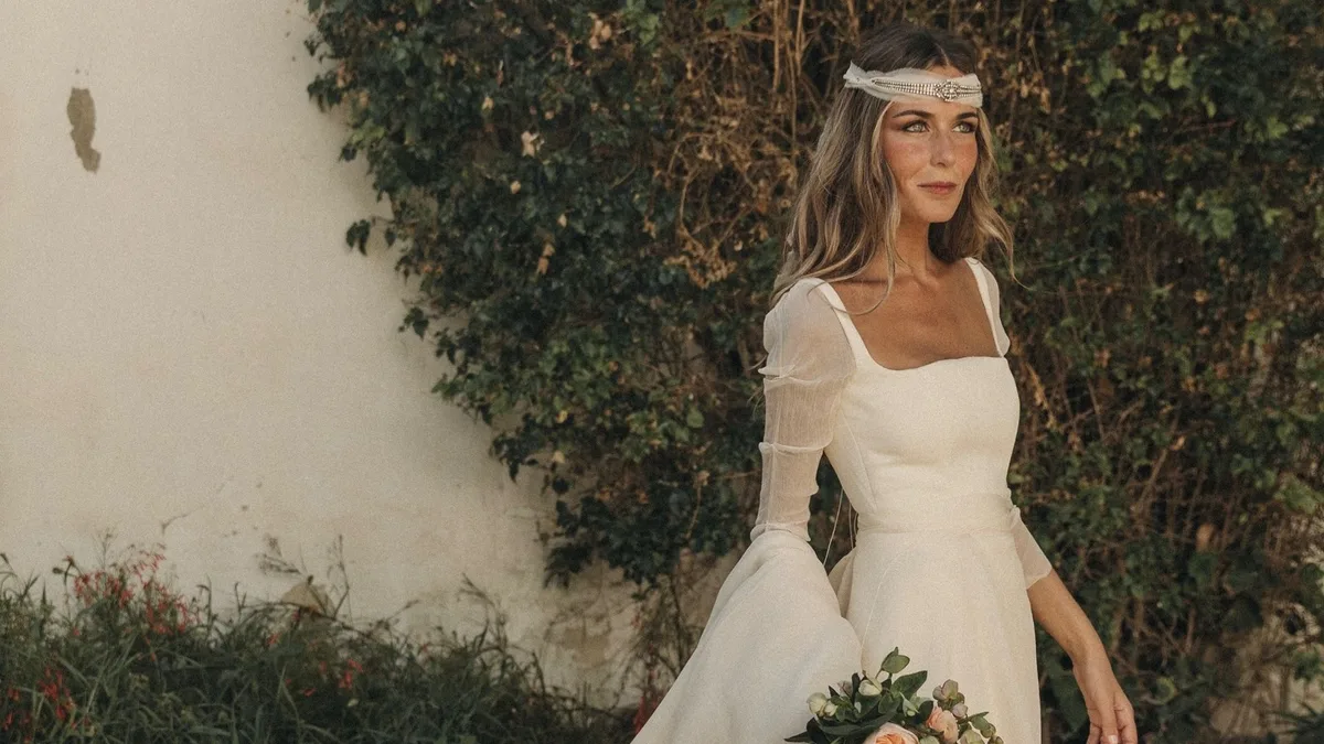 Pulseras, tiaras y collares colocados a modo de diadema griega: la tendencia favorita de las novias románticas