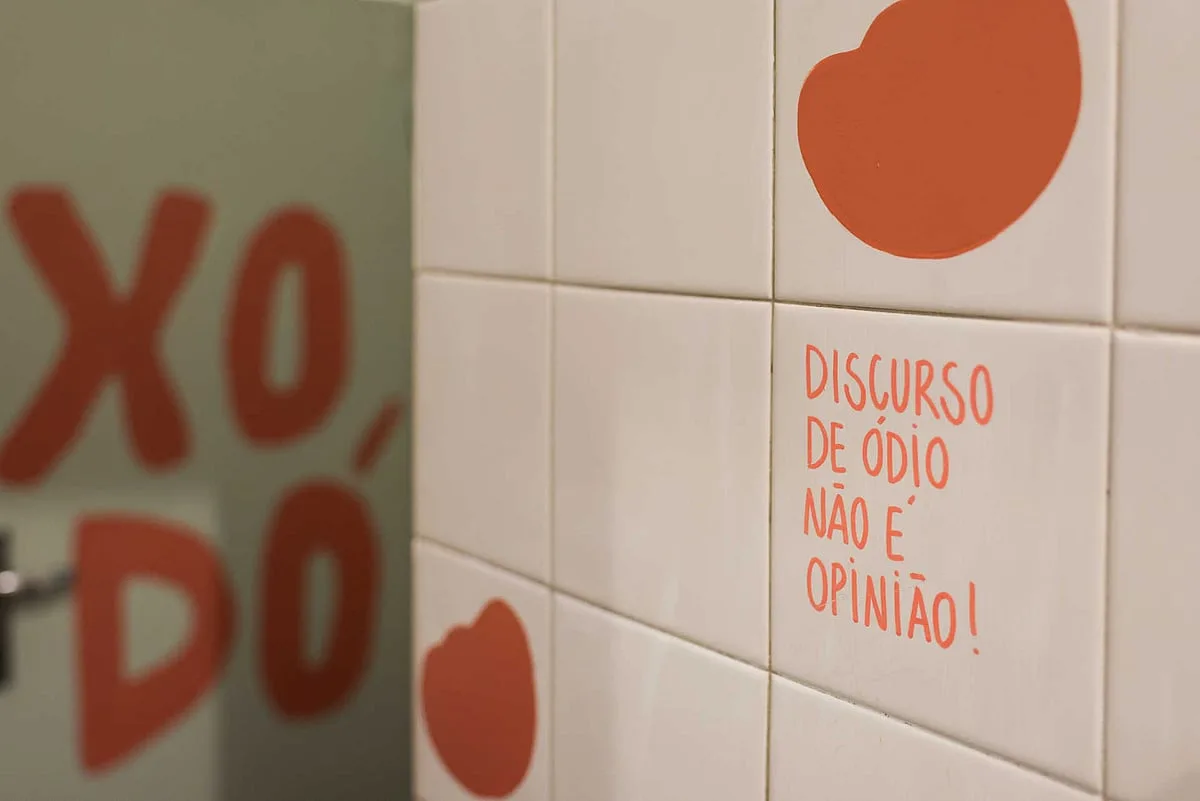 Mais de metade dos jovens viu discurso de ódio ‘online’ no último ano