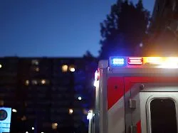 Ein Opfer in kritischem Zustand: 15 Verletzte nach schwerem Busunfall in Berlin