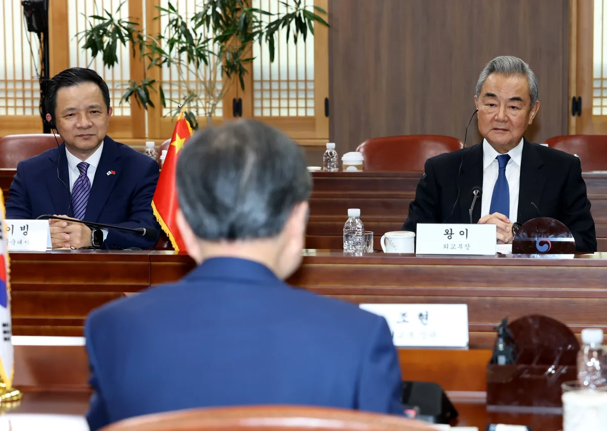 왕이 “미국이 대북 적대정책 바꿔야”…북미 대화 중재에 거리