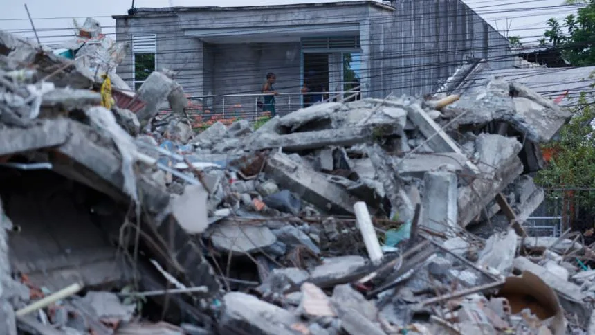 Subió a 273 la cifra de muertos en Colombia en medio de un nuevo sismo y polémica por la ayuda internacional