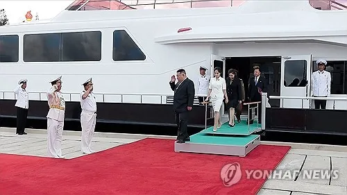 "北 원산 앞바다 호화유람선 포착…김정은 여름휴가용 추정"