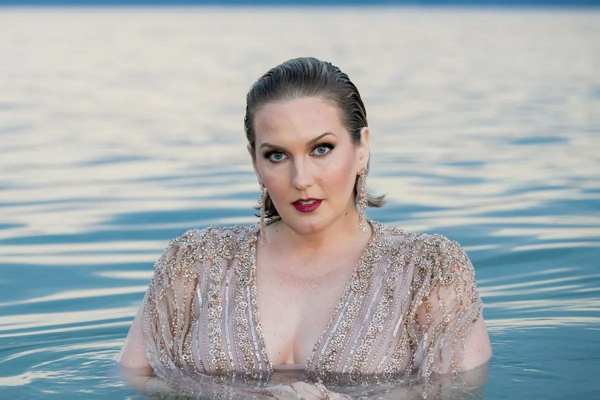 Julie Neff mergulha no amor e na incerteza em clipe gravado na Croácia