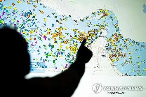 미·이란 종전MOU 종료 첫날 호르무즈서 선박 피격