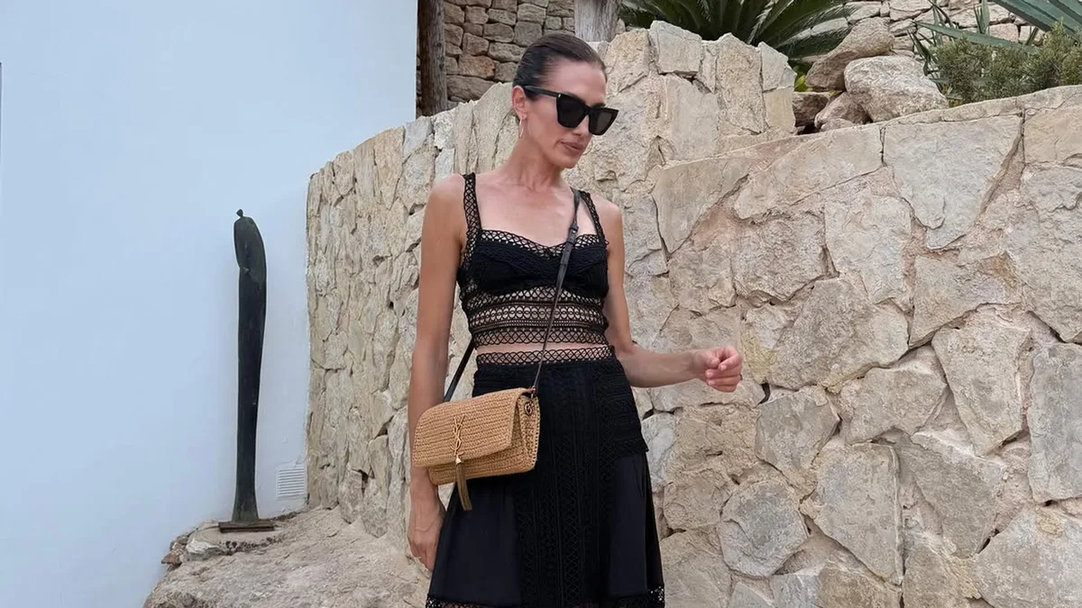 Ni blanco ni estampado: Nieves Álvarez demuestra que el vestido negro también es perfecto para el verano y vuelve a ser la más piropeada