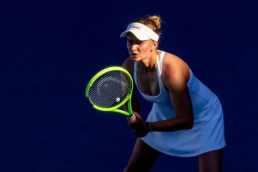 Krejcikova sofre em Singapura e testa Mertens, Anisimova desiste