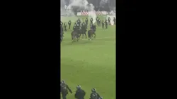 VÍDEO: invasão de campo e carga policial em dérbi com equipa de Rui Mota