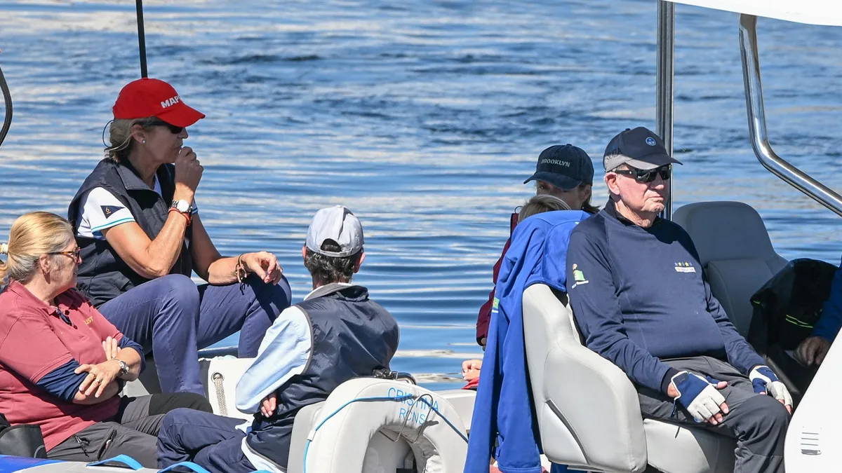 El rey Juan Carlos, a 24 horas de su gran cita en París, navega en Sanxenxo junto a la infanta Elena y María Zurita