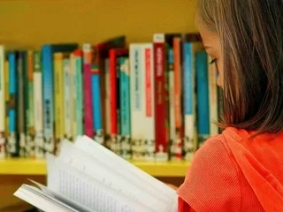 « Il faut envahir leur vie de livres » : voici les listes de lectures recommandées par le ministère pour les vacances