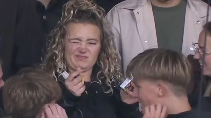 Ball trifft sie voll im Gesicht - Netz spottet über abgeschossene Stadion-Raucherin