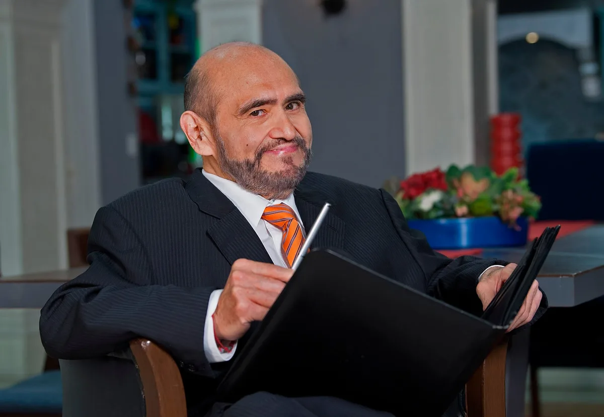 Édgar Vivar pospone complicada operación de columna por grabaciones de ‘Vecinos’