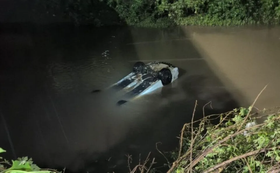 Corpo de mulher que caiu com o carro em rio de Pinhais é encontrado 2,5 km abaixo do local do acidente