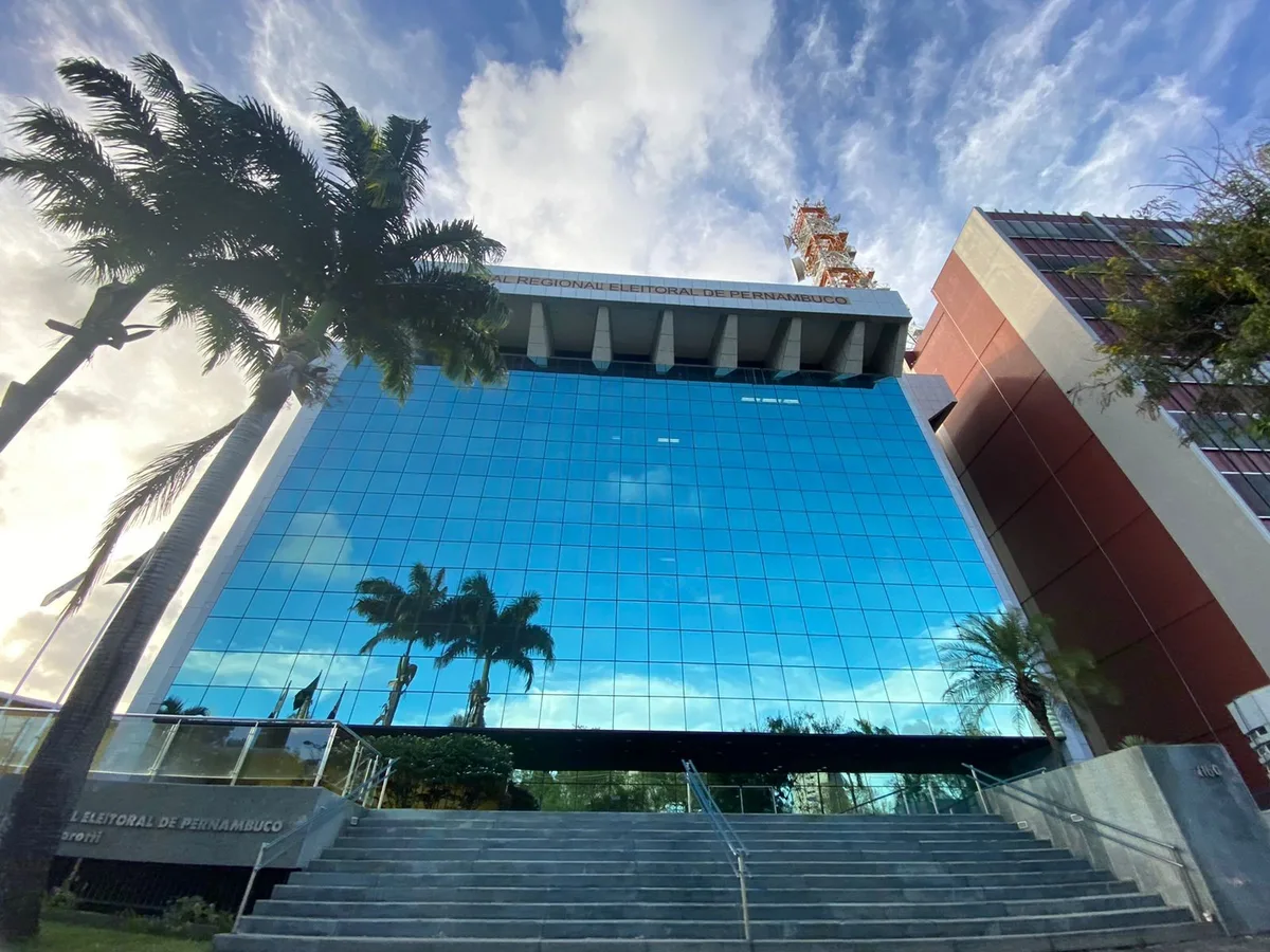 TRE manda retirar post com imagem falsa de Raquel Lyra e Flávio Bolsonaro