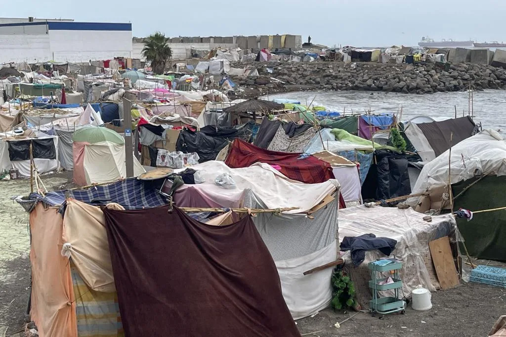 Sólo 25 agentes de refuerzo para tramitar las peticiones de asilo y acogida de los menores no acompañados en Ceuta
