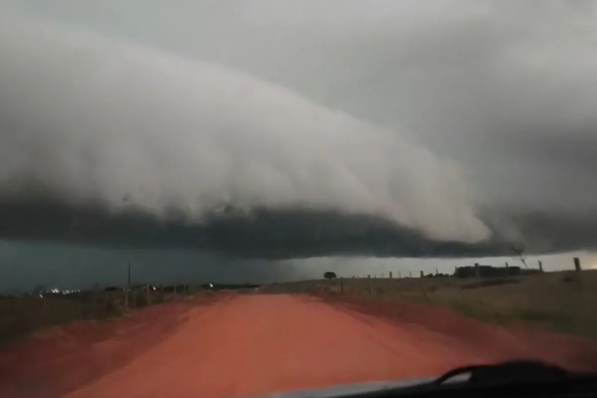 VÍDEO: morador flagra nuvem ‘gigante’ e chuva se aproximando em estrada rural no interior de SP
