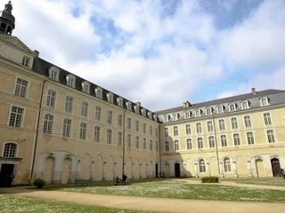 Suspicion de bactérie dans l’eau des douches : l’internat du lycée Bellevue au Mans fermé une semaine