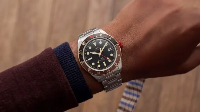 Dois fusos no pulso: Timex aposta em aço inoxidável e maquinário Seiko no novo Waterbury