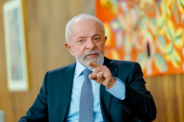 Agora é Lula: contra os poderosos e a favor do povo!
