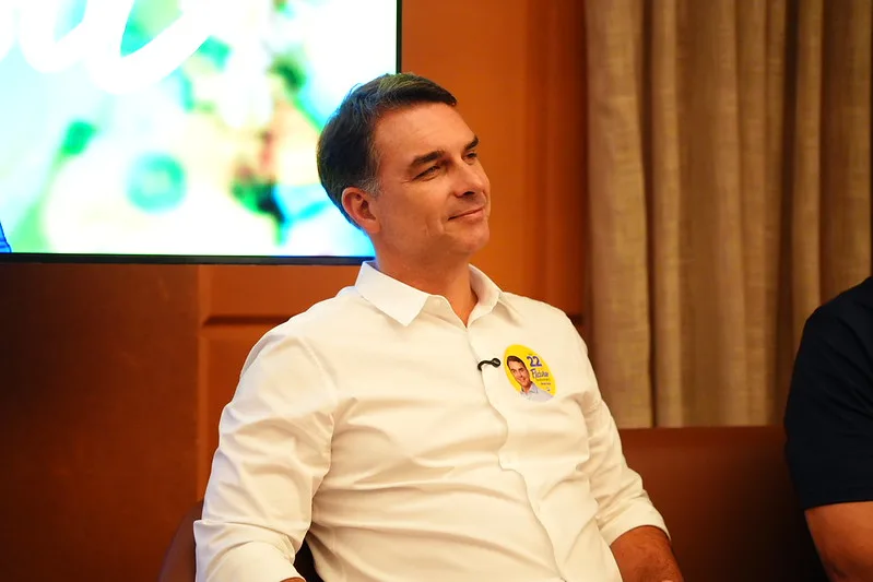 Flávio Bolsonaro faz primeira visita ao pai após decisão de Moraes