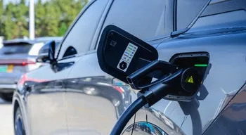 Acordo. China corta para metade exportação de carros elétricos para União Europeia