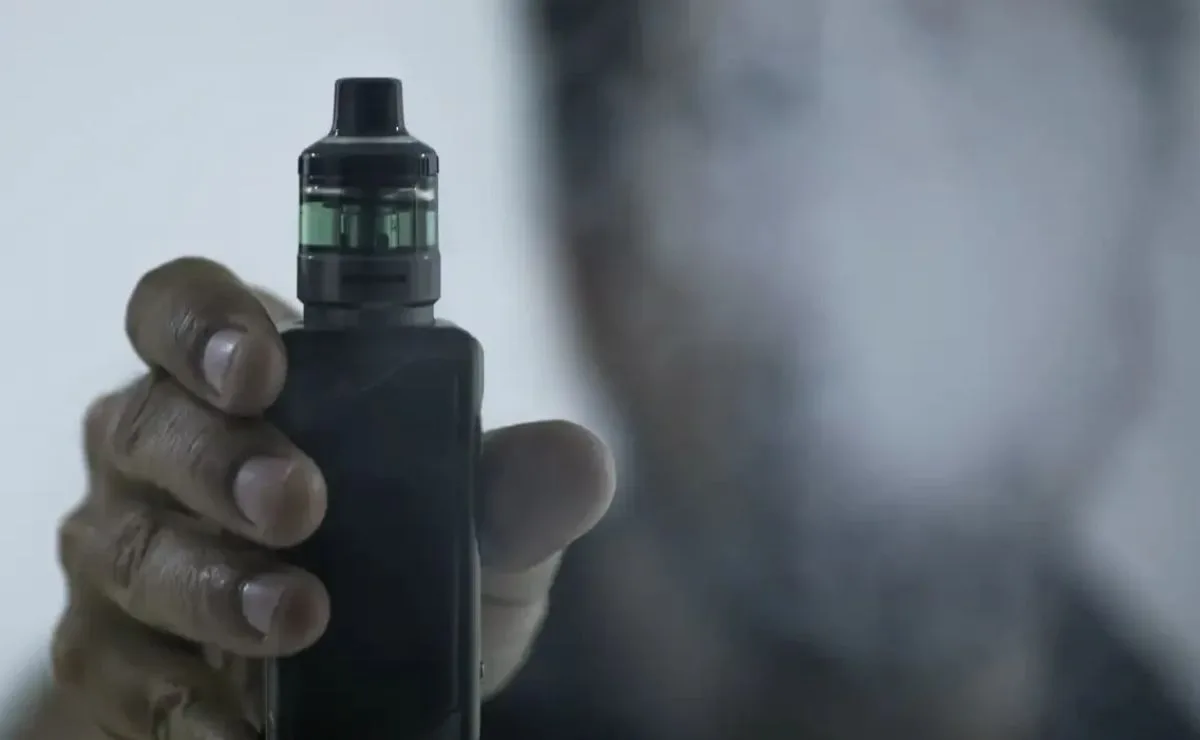 Cigarro eletrônico pode ser proibido em ambientes coletivos fechados do Paraná, com multa para quem descumprir; projeto avança na Assembleia Legislativa