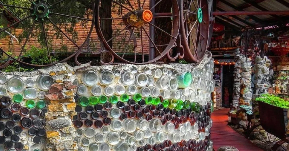 Ross Ward, escultor de Nuevo México, dedicó años a construir Tinkertown con madera tallada y 50.000 botellas: el museo abrió sus puertas en 1983