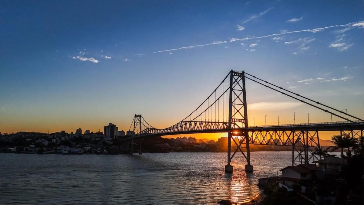 Por que motoqueiros não podem trafegar na Ponte Hercílio Luz? Entenda os riscos do piso de grade de aço em Florianópolis