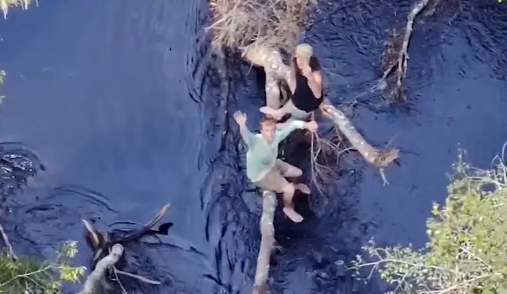 Dos navegantes fueron rescatados de la rama de un árbol después de que su embarcación volcara en un río de Florida