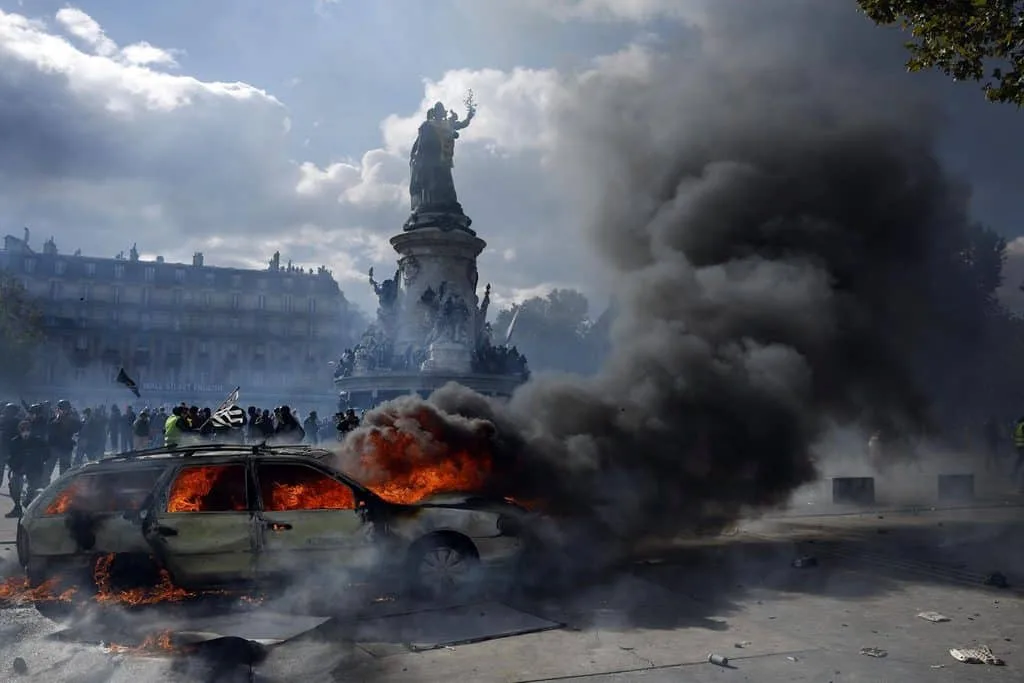 Macron promete castigos para saqueadores y unión contra “sembradores de caos”