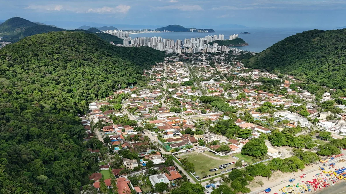 Balneário famoso perto de São Paulo reúne mais de 22 km de areia e consegue alternar praias movimentadas, cantos familiares e trechos cercados por mata